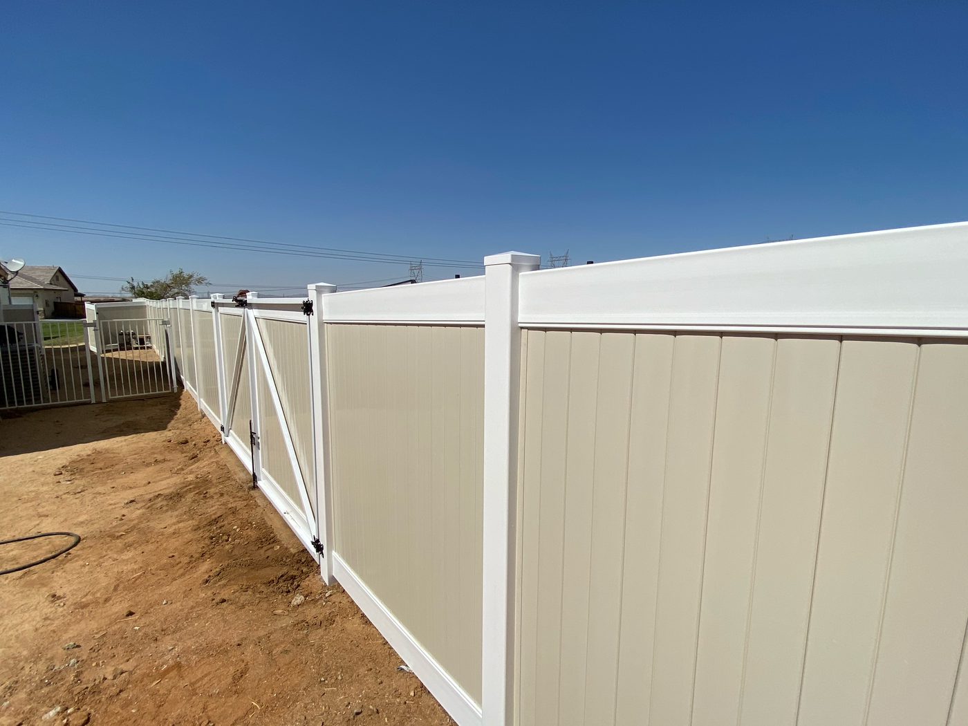 Vinyl fence and gate job photo