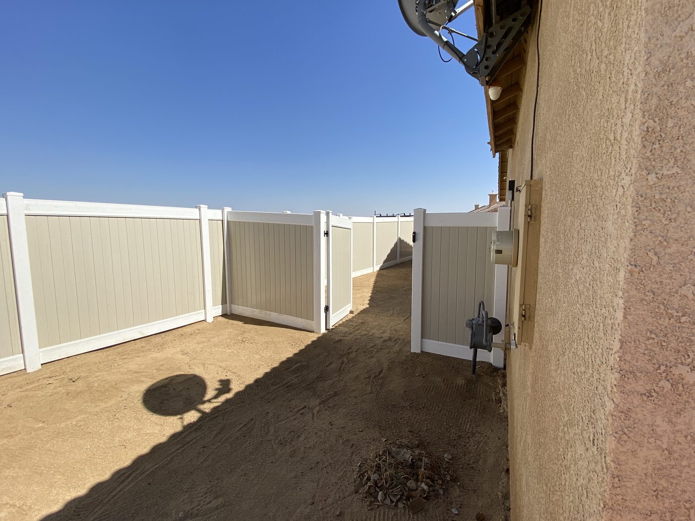 Vinyl fence side yard